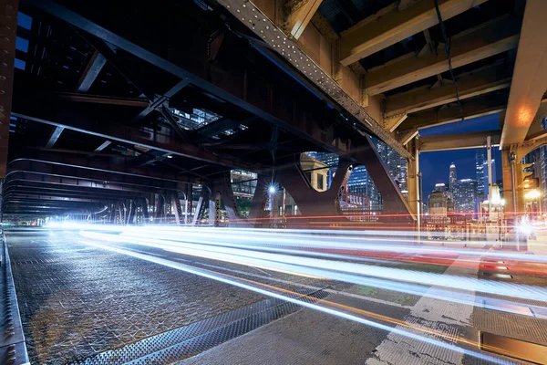 Легкі Стежки Машин Мосту Нічна Сцена Вулиці Міста Чикаго — стокове фото