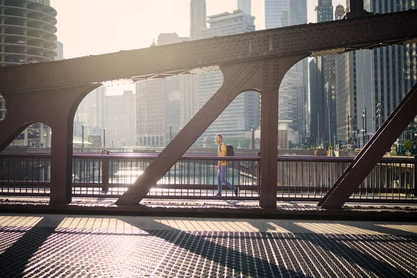 Вид Сбоку Человека Ходу Идущего Мосту Оглядывающегося Вокруг Город Утреннем — стоковое фото