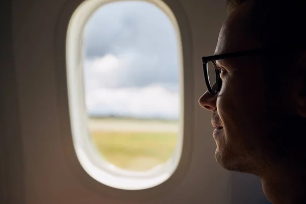 Портрет Человека Путешествующего Самолетом Пассажир Смотрящий Окно Самолета Время Такси — стоковое фото