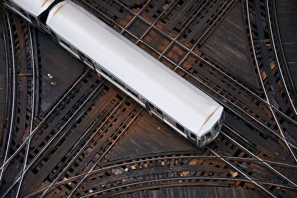 Duży Kąt Widzenia Pociągu Pasażerskiego Skrzyżowaniu Podwyższony Tor Kolejowy Centrum — Zdjęcie stockowe