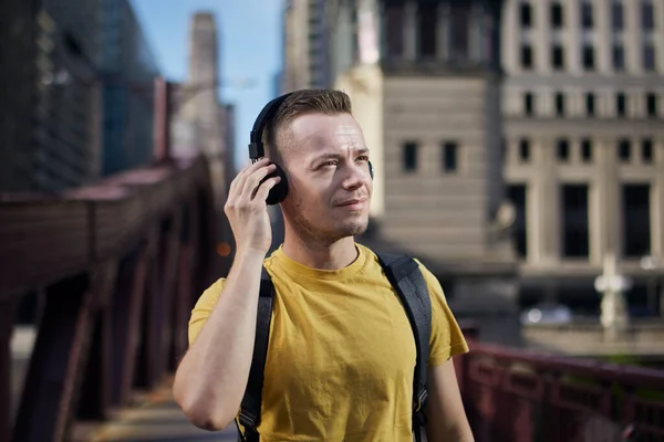 Portret Mężczyzny Podczas Słuchania Muzyki Słuchawkami Bezprzewodowymi Podczas Spaceru Mieście — Zdjęcie stockowe