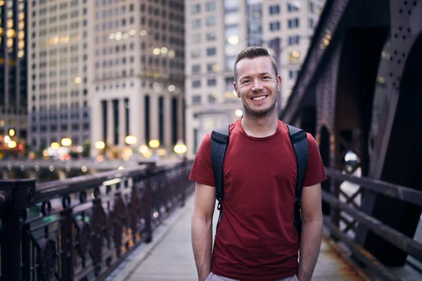 Vue Face Homme Souriant Regardant Caméra Sur Rue Ville Soir — Photo