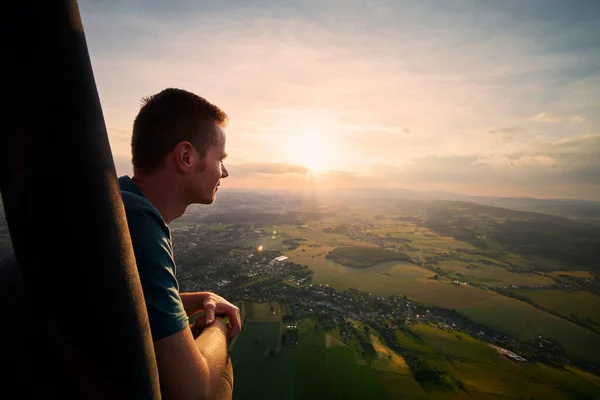 Man Njuter Utsikten Från Varmluftsballong Flygning Över Vackert Landskap Vid — Stockfoto