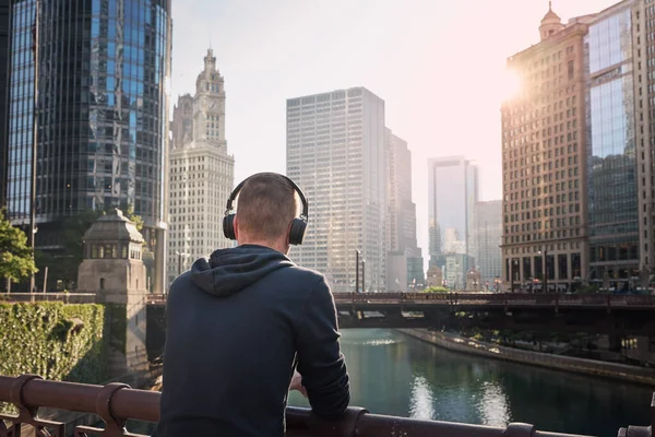 Rear View Pensive Man Wireless Headphones City Walk Chicago Cityscape — Stock Photo, Image