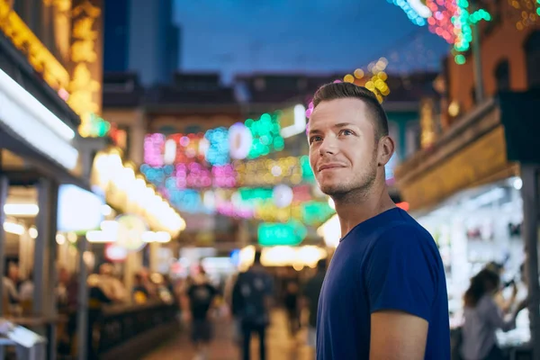 Portrait Homme Sur Marché Rue Illuminé Soir Touriste Chinetown Singapour — Photo