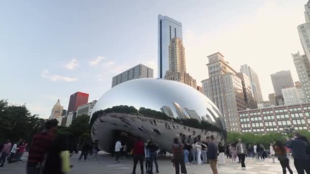 芝加哥 伊利诺伊州 2022年5月27日 人们在芝加哥公园雕塑周围的时间流逝 云门是艺术家Anish Kapoor的作品 — 图库视频影像