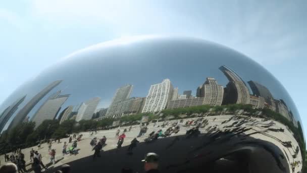 芝加哥 伊利诺伊州 2022年5月28日 人们在芝加哥公园雕塑周围的时间流逝 云门是艺术家Anish Kapoor的作品 — 图库视频影像