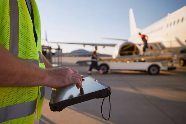 Member Ground Crew Preparing Airplane Flight Worker Using Tablet Plane — ストック写真