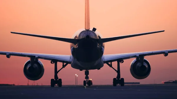 Rear View Airplane Taxiing Runway Take Traffic Airport Dawn — Stok fotoğraf