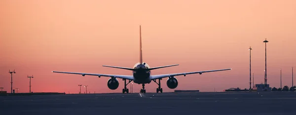 Rear View Airplane Taxiing Runway Take Traffic Airport Dawn — Fotografia de Stock