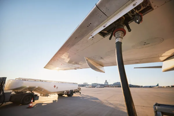 空港での飛行機の給油 飛行前の地上業務 — ストック写真