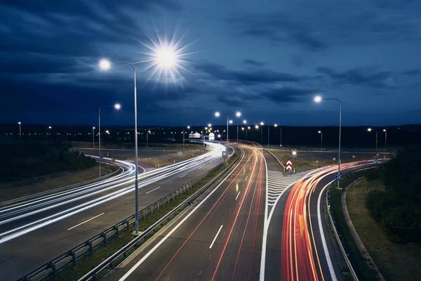 Ελαφρά Ίχνη Από Αυτοκίνητα Κυκλοφορία Φωτισμένη Εθνική Οδό Νύχτα — Φωτογραφία Αρχείου