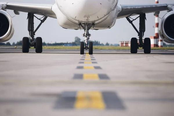 Widok Przodu Samolotu Lotnisku Samolot Pasażerski Kołowania Pasa Startowego Bramki — Zdjęcie stockowe