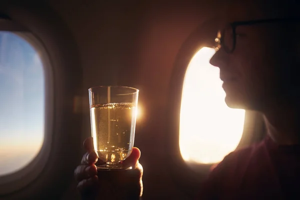 Mann Trinkt Während Des Fluges Passagier Hält Bei Sonnenuntergang Glas — Stockfoto