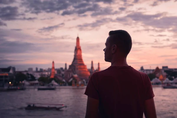 Vue Arrière Touriste Contre Paysage Urbain Avec Rivière Chao Phraya — Photo