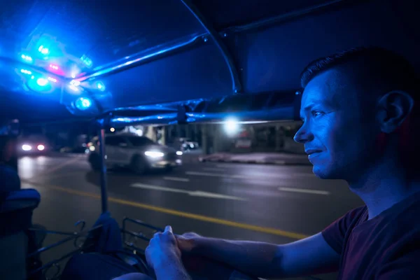 Людині Подобається Їздити Тук Вночі Портрет Туриста Таксі Бангкок Тайлан — стокове фото