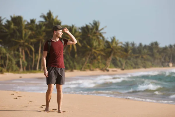 Uomo Felice Che Cammina Sulla Spiaggia Sabbia Idilliaca Contro Costa — Foto Stock