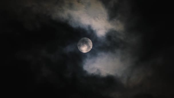 Dramáticas Nubes Pasando Luna Oscuro Cielo Nocturno Filmación Tiempo Real — Vídeos de Stock