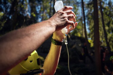 Sağlık görevlilerinin elleri ilaçla dolduruluyor. Tema kurtarma, acil durum ve sağlık hizmetleri