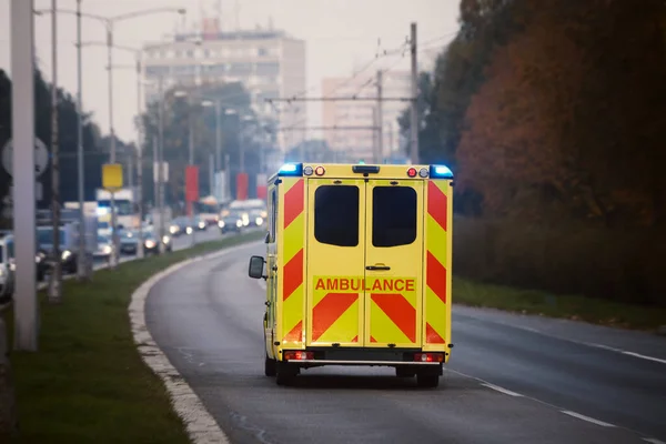 Ambulancia Coche Del Servicio Médico Emergencia Carretera Ciudad Temas Rescate — Foto de Stock