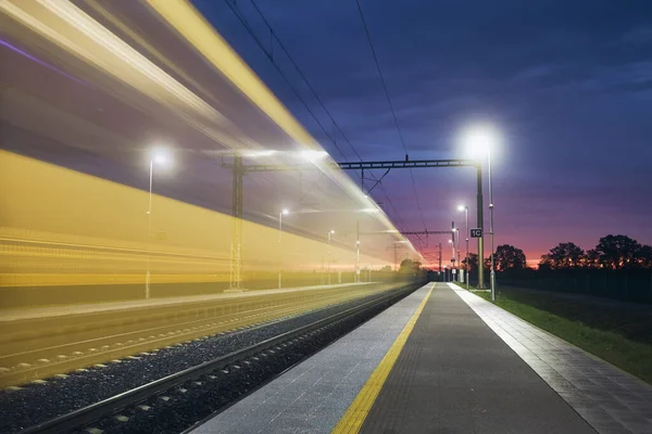 Güzel Şafakta Modern Demiryolu Tren Raylarında Yüksek Hızlı Trenin Hafif — Stok fotoğraf