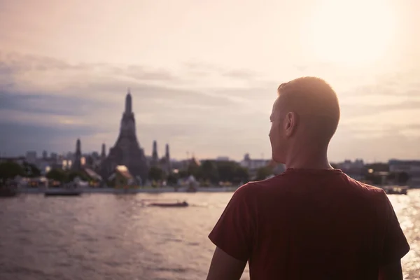 Şehir Manzarasına Karşı Chao Phraya Nehri Wat Arun Güzel Günbatımında — Stok fotoğraf