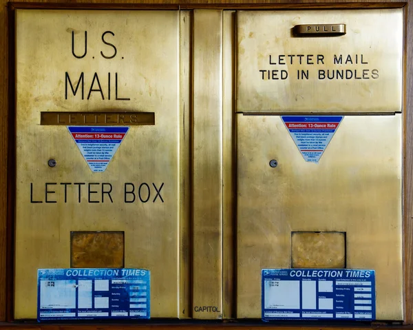 Skrzynka pocztowa w Civic Center, Marin co, CA. Ala Frank Lloyd Wright - — Zdjęcie stockowe