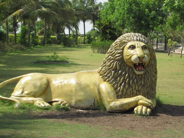 Graceful lion in garden — Stock Photo, Image