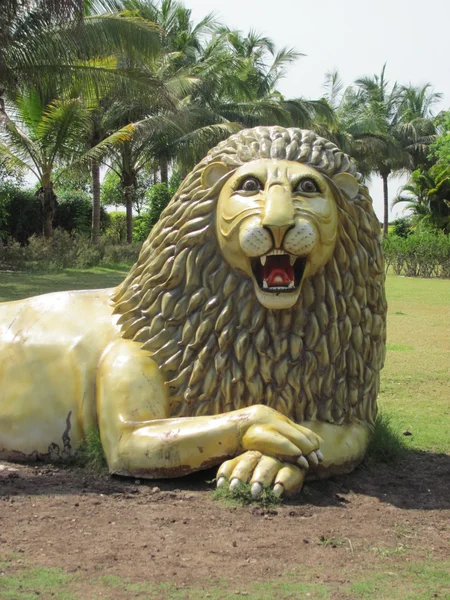 Graceful lion in garden — Stock Photo, Image