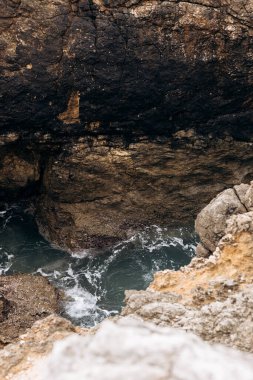 Doğa. Kayalar geçidinde okyanus dalgaları. Portekiz.