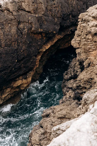 Doğa Kayalar Geçidinde Okyanus Dalgaları Portekiz — Stok fotoğraf