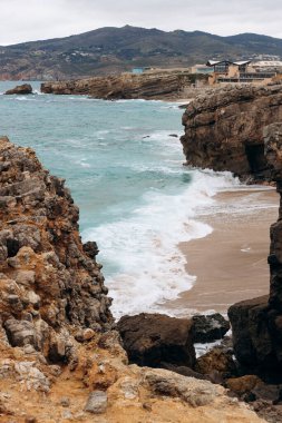 Doğa. Kayalar geçidinde okyanus dalgaları. Portekiz.