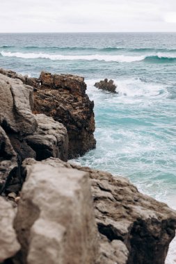 Doğa. Kayalar geçidinde okyanus dalgaları. Portekiz.