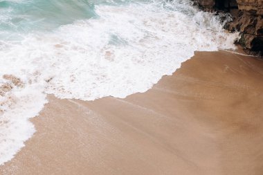 Dalgalar kıyı şeridine çarpıyor. Atlantik Okyanusu kıyısında, Cabo da Roca, Portekiz