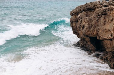 Dalgalar kıyı şeridine çarpıyor. Atlantik Okyanusu kıyısında, Cabo da Roca, Portekiz