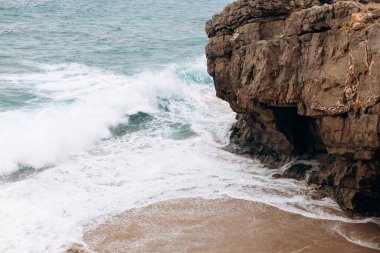 Dalgalar kıyı şeridine çarpıyor. Atlantik Okyanusu kıyısında, Cabo da Roca, Portekiz