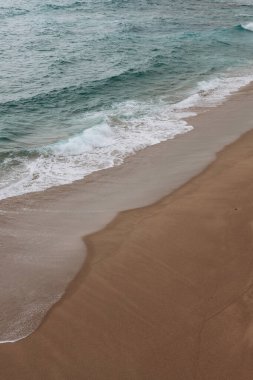 Dalgalar kıyı şeridine çarpıyor. Atlantik Okyanusu kıyısında, Cabo da Roca, Portekiz