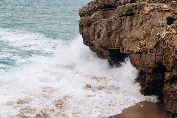Příroda Oceánské Vlny Roklině Skal Portugalsko — Stock fotografie