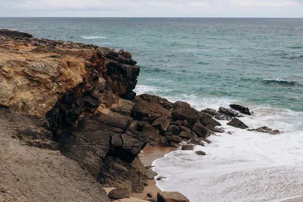 Φύση Ωκεάνια Κύματα Στο Φαράγγι Των Βράχων Πορτογαλία — Φωτογραφία Αρχείου