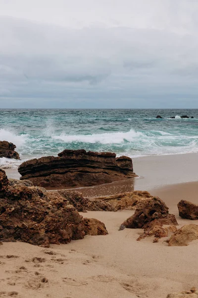 Przyroda Fale Oceaniczne Wąwozie Skał Portugalia — Zdjęcie stockowe