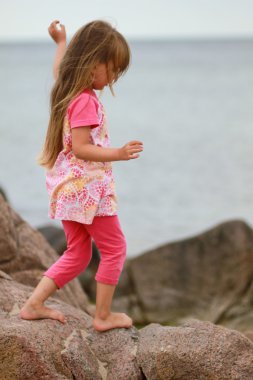 kayanın üzerinde Dengeleme kız