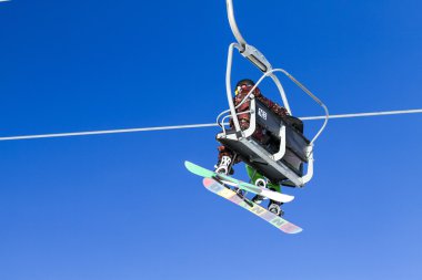 sandalye asansörde iki snowboard düşkünleri