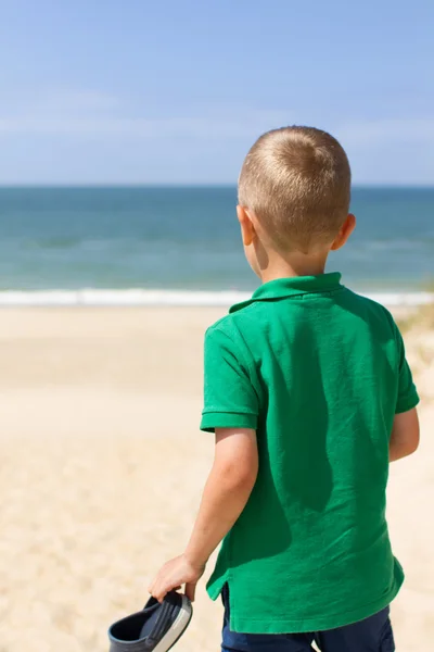 Menino com vista panorâmica da praia do Mar do Norte — Fotografia de Stock