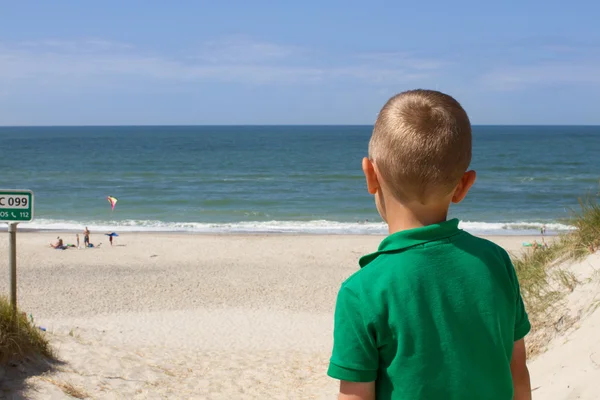 Jongen gaat het het strand — Stockfoto