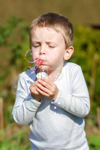 Ragazzo soffiando bolle — Foto Stock