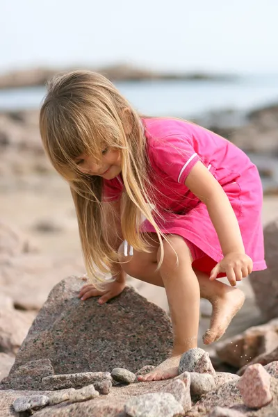 Giovane ragazza una spiaggia rocciosa — Foto Stock