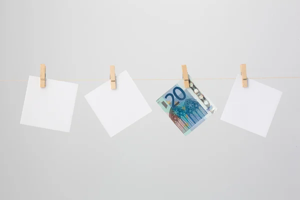 Drei weiße Scheine und ein 20-Euro-Schein — Stockfoto