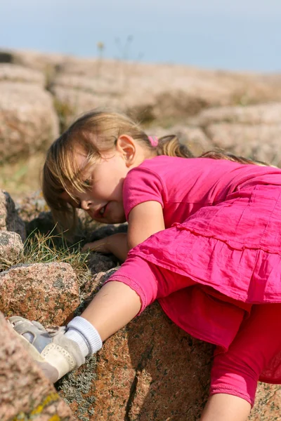 Малюк дівчата скелелазіння скелі — стокове фото