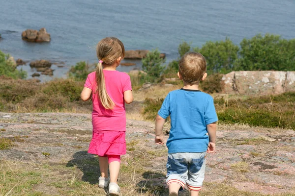 Twee kinderen kijken naar water — Stockfoto