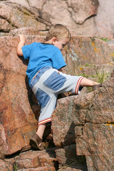 Jongen peuter een rots klimmen — Stockfoto